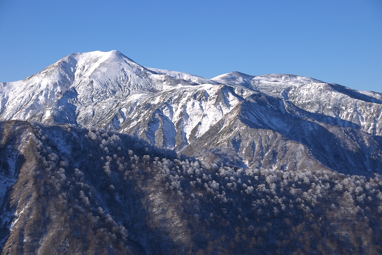 IMGP1638.jpg - 仙ノ倉山と右奥に平標山