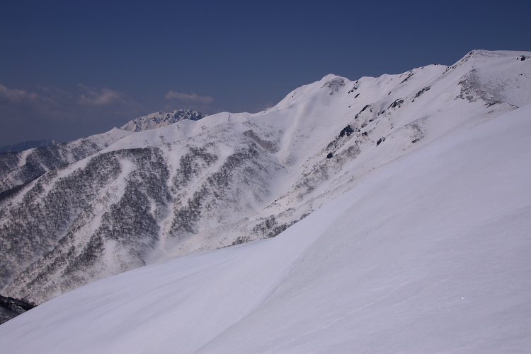 IMGP2885.jpg - 朝日岳の向こうに谷川岳