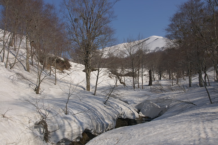 IMGP3279.jpg - ネイチャーセンターから湯殿山を目指す　石跳川　湯殿山が見えてきた