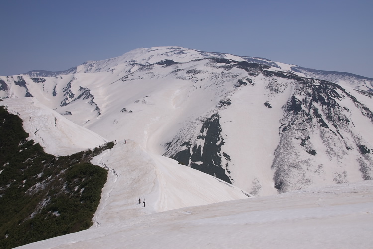 IMGP3310.jpg - 湯殿山山頂から姥が岳の向こうに月山