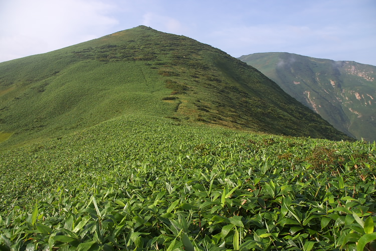 IMGP5595.jpg - 右に朝日岳