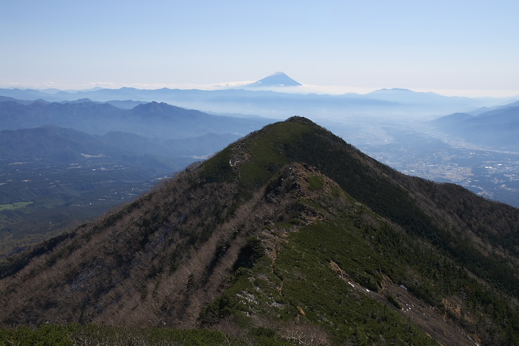 IMGP6963.jpg - 三つ頭の向こうに富士山